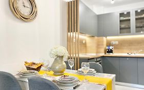 Art Apartment For 4 People Free Parking & Wifi